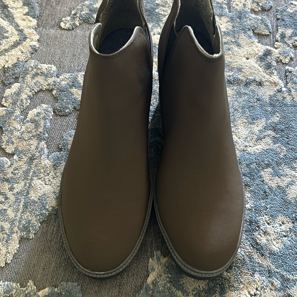 Dr. Scholl’s green boot wedges